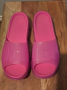 UGG Jella Clear Slides, size 8 in the color vibrant Dragon Fruit